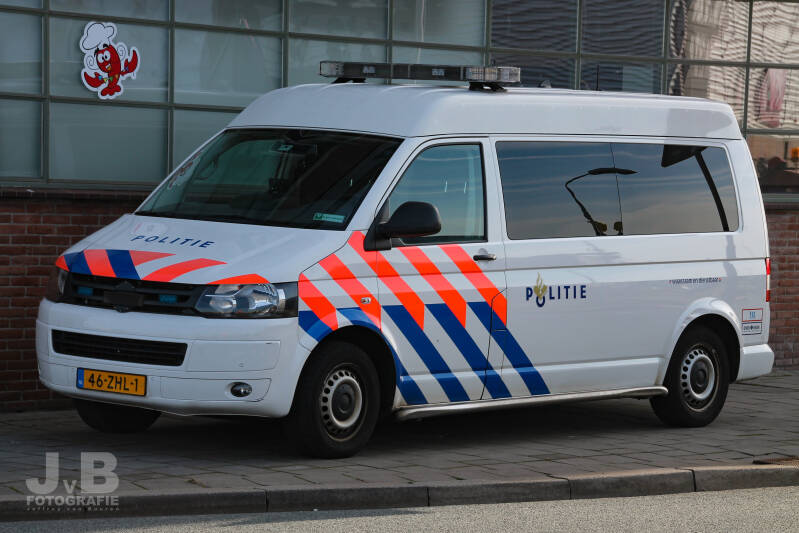 Een verhoogde Volkswagen Transporter T5 voor de Officier van Dienst van de Politie in het district van de voormalige politieregio Zaanstreek-Waterland.