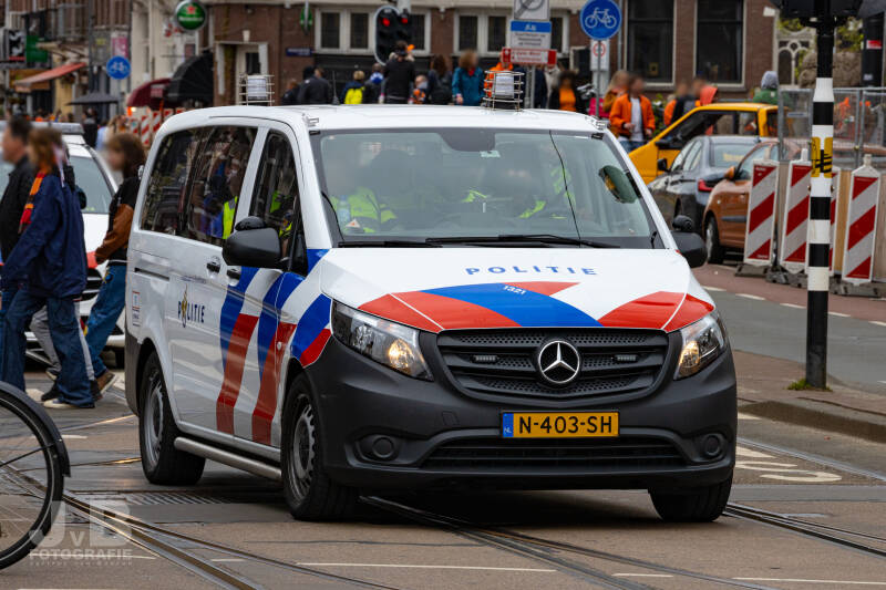Een Mercedes-Benz Vito ''vuistbus'' van de Politie Eenheid Amsterdam met wagenparknummer 1321. De zwaailichten op het dak zijn beschermd met een rooster en voorop de bus kan speciaal gaas worden geplaatst. De zij- en achterruiten zijn van lexaan waardoor 