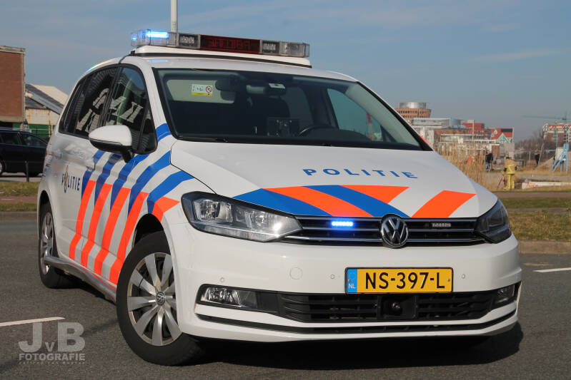 Een Volkswagen Touran van de politie Eenheid Noord-Holland. Het voertuig doet dienst bij de politie in Zaandam.