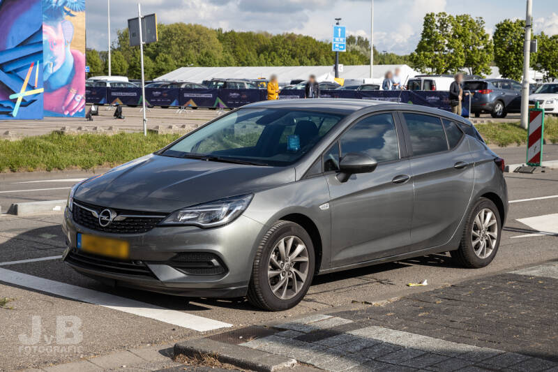 Deze onopvallende Opel Astra is een onopvallend surveillancevoertuig voor de politie in Rotterdam.