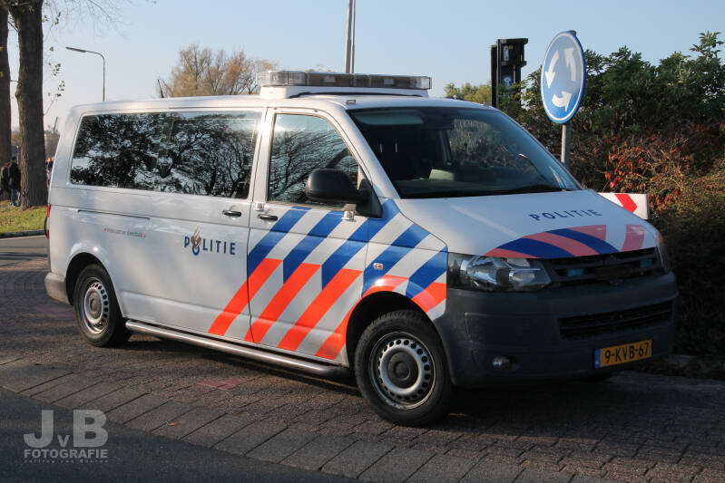 Een Volkswagen Transporter T5 van de Politie Noord-Holland. Het bijzondere aan deze bus is de bevestiging voor gaas (voor bij rellen). Het voertuig doet dienst bij de politie in Schagen.