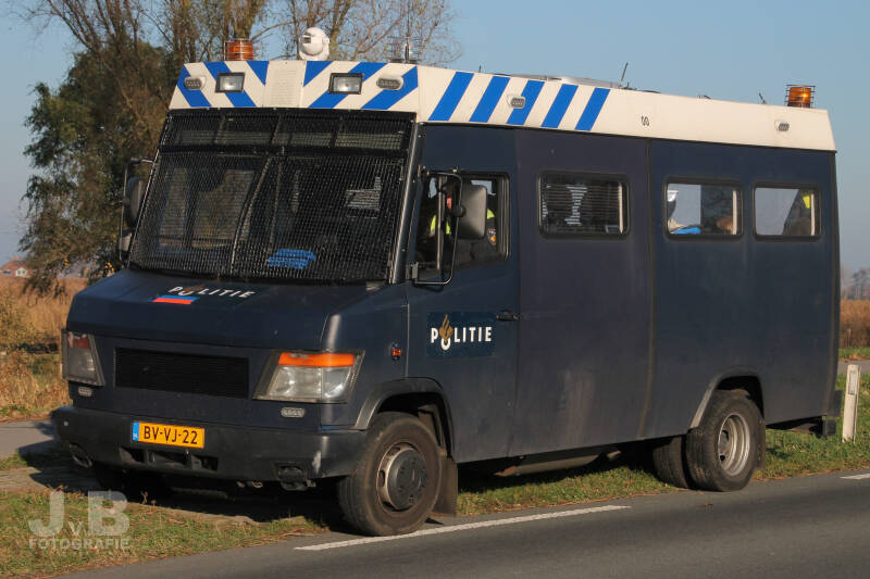 Een verlengde Mercedes Vario als commandowagen van de Mobiele Eenheid Noord-Holland. Opmerkelijk is de blauw met oranje kleur voorop de motorkap. Het is typisch voor de ME uit de Eenheid Noord-Holland om een speciale vlag of politiestriping in het klein o