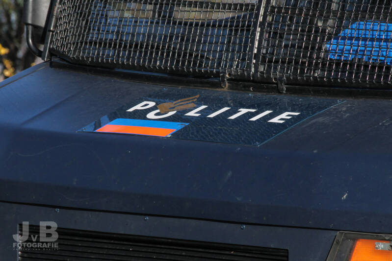 De blauw met oranje ''vlag'' voorop de Mercedes Vario Commandowagen van de ME Noord-Holland.