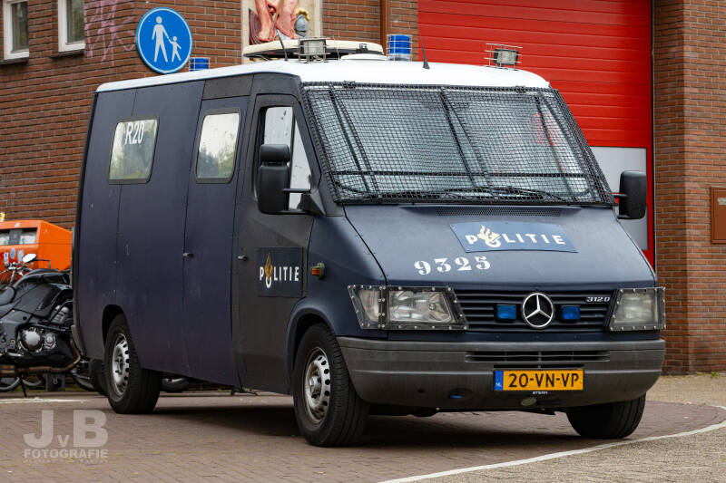 Mercedes Sprinter van de Aanhoudingseenheid van de Politie Eenheid Amsterdam. De Amsterdamse ME-voertuigen waren altijd herkenbaar aan hun duidelijk zichtbare wagenparknummers zoals hier de 9325.
