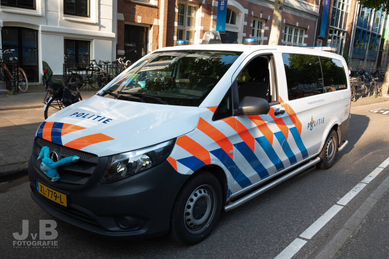 Een Mercedes Vito met de verouderde politiestriping van de Politie Eenheid Noord-Holland.