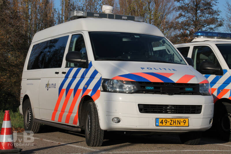 Een verhoogde Volkswagen Transporter T5 voor de Officier van Dienst van de Politie in het district van de voormalige politieregio Zaanstreek-Waterland. Dit voertuig heeft een zoeklicht/warmtebeeldcamera op de lichtbalk.