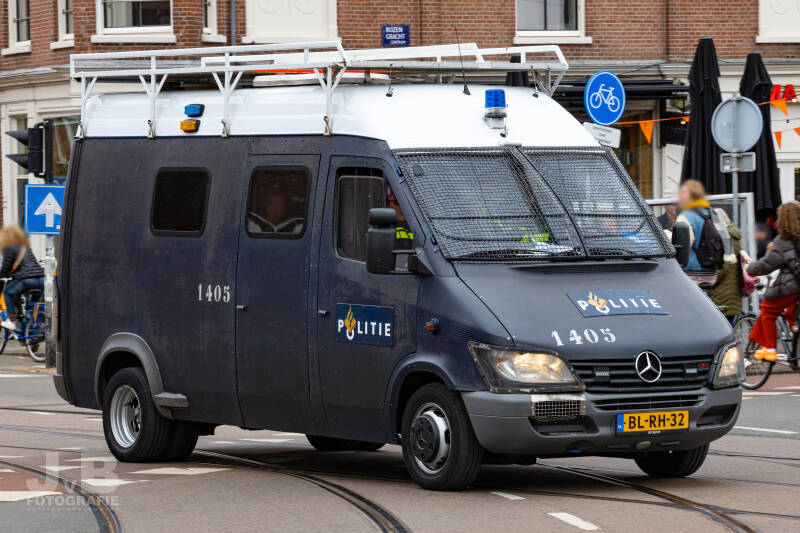 Een verhoogde Mercedes Sprinter met voertuignummer 1405 voor de Technische Eenheid. De Technische Eenheid is onderdeel van de Mobiele Eenheid, deze is van de Eenheid Amsterdam.
