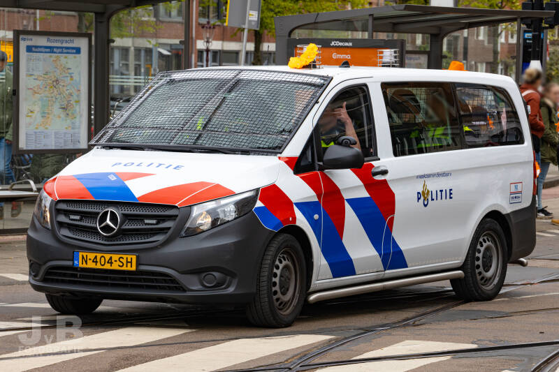Een Mercedes-Benz Vito ''vuistbus'' van de Politie Eenheid Amsterdam met wagenparknummer 1321. De zwaailichten op het dak zijn beschermd met een rooster en voorop de bus is speciaal gaas geplaatst om de ruit te beschermen tegen stenen en dergelijken. De z