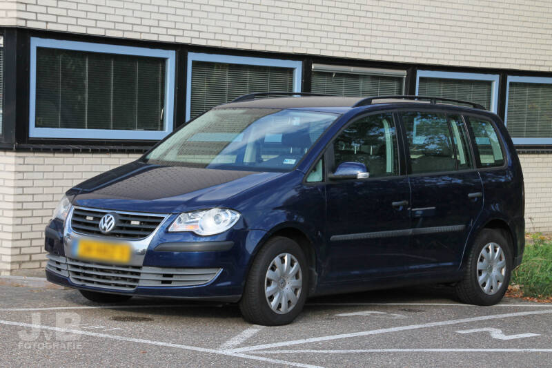 Een onopvallende Volkswagen Touran van het OBT (Operationele Begeleiding en Training) van de Eenheid Noord-Holland. Het voertuig wordt dus gebruikt voor trainingsdoeleinden.