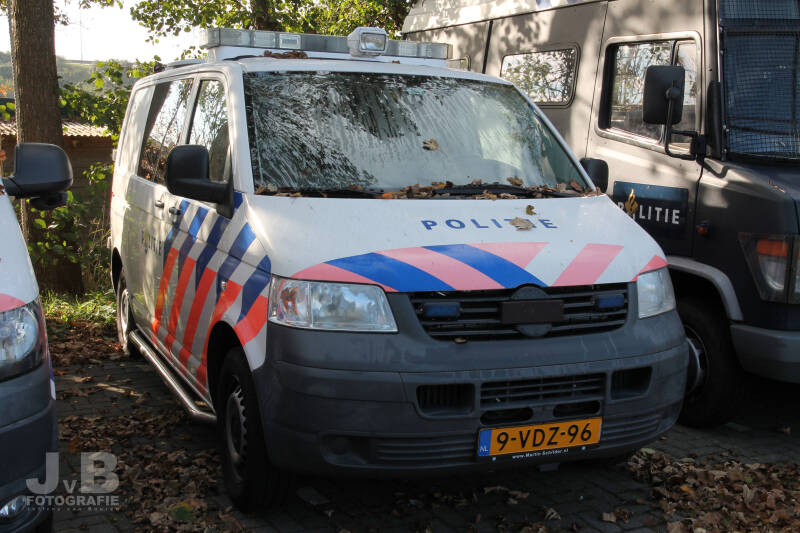 Een Volkswagen Transporter T5 van de Hondenbrigade Noord-Holland. Het voertuig is inmiddels afgevoerd. 