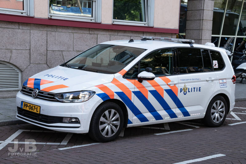 De Volkswagen Touran hondenwagen voor de Rotterdamse Hondenbrigade. Deze PP-067-L was de eerste hondenwagen in Nederland met dit type opbouw. Het voertuig is aangeschaft als demo-voertuig en eerst door de brigades in het land getest. Na de test is voor he