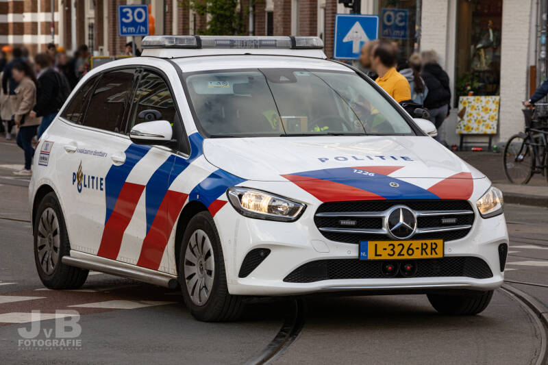 Een Mercedes-Benz B-klasse met wagenpark nummer 1226 van de Politie Eenheid Amsterdam.