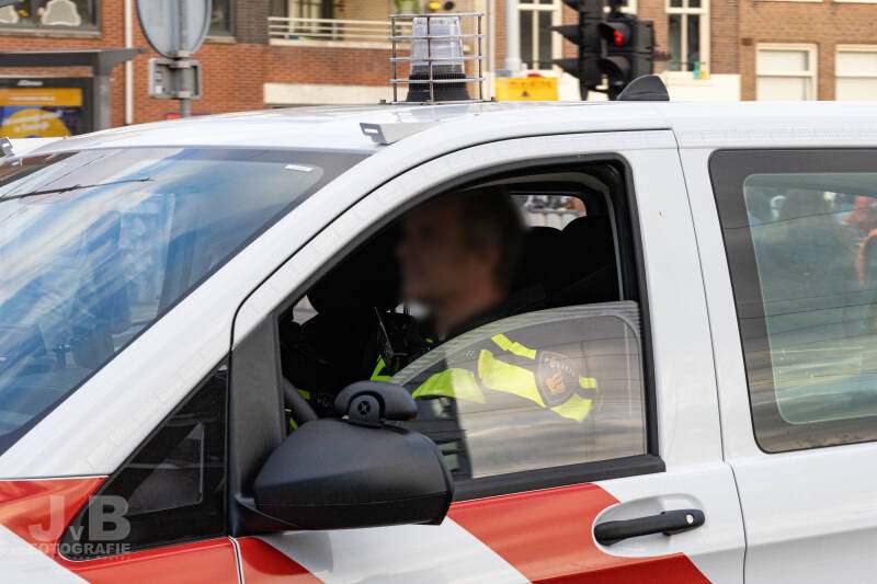 Hier is goed te zien dat de vuistbussen van de Amsterdamse politie speciale zij- en achterruiten hebben, deze zijn van lexaan en kunnen de impact van stenen en slagmateriaal weerstaan. Ook de zwaailichten op het dak zijn ook mooi beschermd met speciale ro