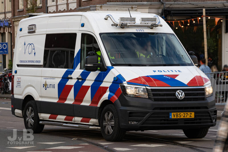 Deze Volkswagen Crafter van de Forensische Opsporing Verkeer van de Politie Eenheid Amsterdam. FO Verkeer heette vroeger de VOA, VerkeersOngevallen Analyse, dit staat vanwege herkenbaarheid nog wel op het voertuig. (1)