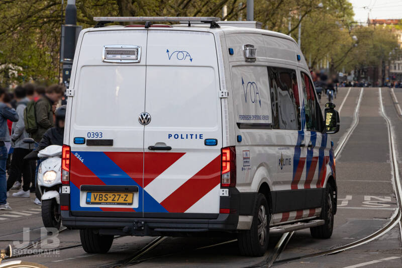 Deze Volkswagen Crafter van de Forensische Opsporing Verkeer van de Politie Eenheid Amsterdam. FO Verkeer heette vroeger de VOA, VerkeersOngevallen Analyse, dit staat vanwege herkenbaarheid nog wel op het voertuig. (2)