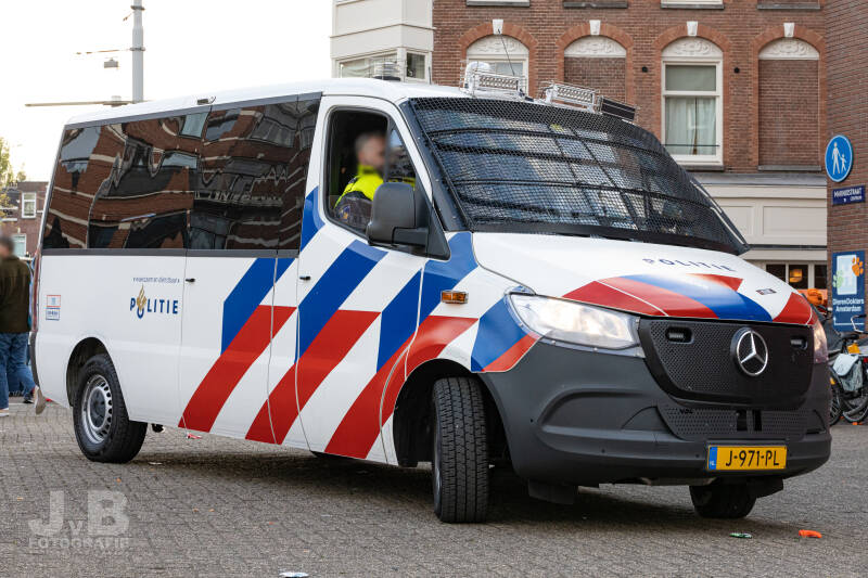Een Mercedes-Benz Sprinter van de Mobiele Eenheid van de Politie Eenheid Amsterdam.