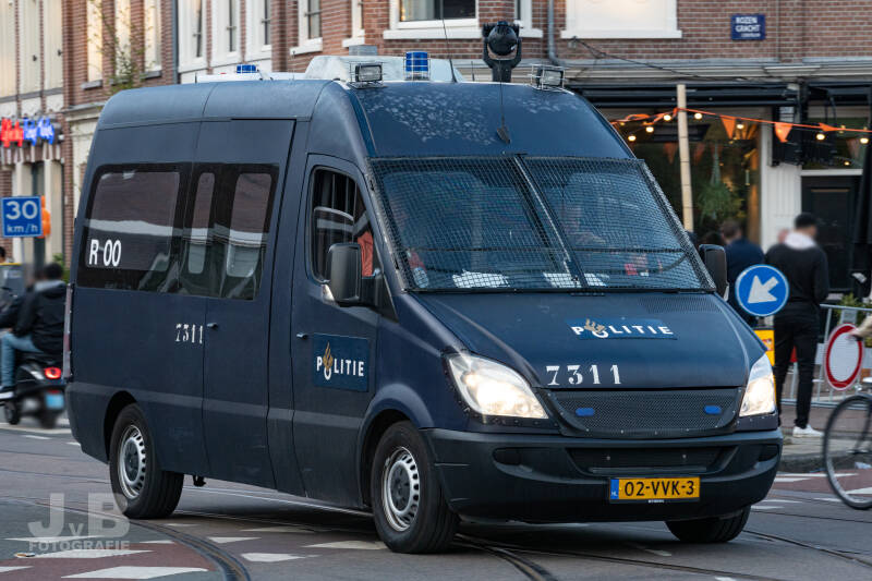 De Romeo dubbel nul ''R 00'' is de commandowagen van de aanhoudingseenheid van de Politie Eenheid Amsterdam. Dit voertuig is ook speciaal uitgerust met een camera-unit op het dak. Deze Mercedes-Benz Sprinter heeft wagenparknummer 7311.