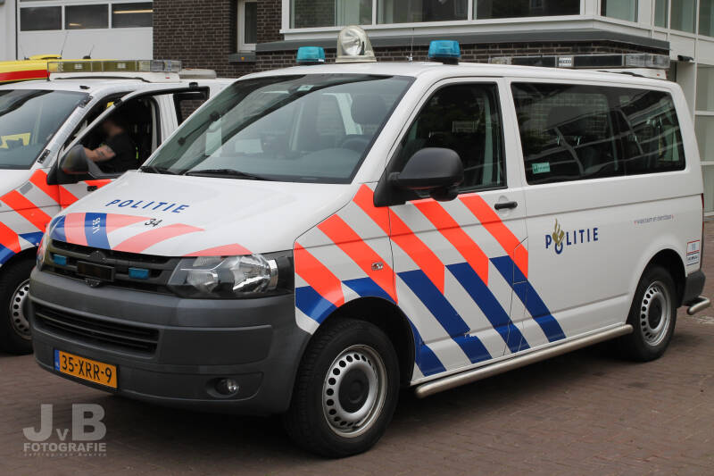 Een Volkswagen Transporter T5 noodhulpvoertuig van de Politie in de Eenheid Noord-Holland. Het voertuig begon zijn loopbaan op bureau Hoorn. Hier kreeg het voertuig het nummer 34. Later kwam hier ook nog 59.71 bij. De laatste tijd reed het voertuig in Pur