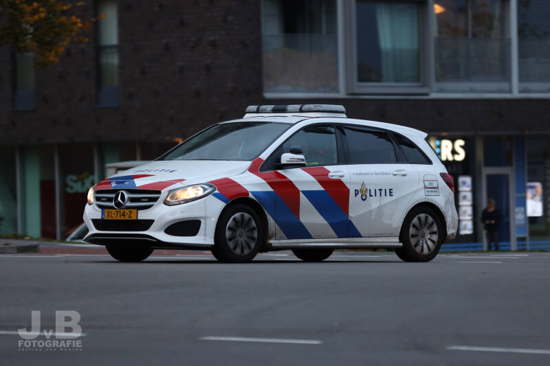 Een Mercedes-Benz noodhulpvoertuig van de politie Groningen-stad. Hier met de nieuwe politiestriping.