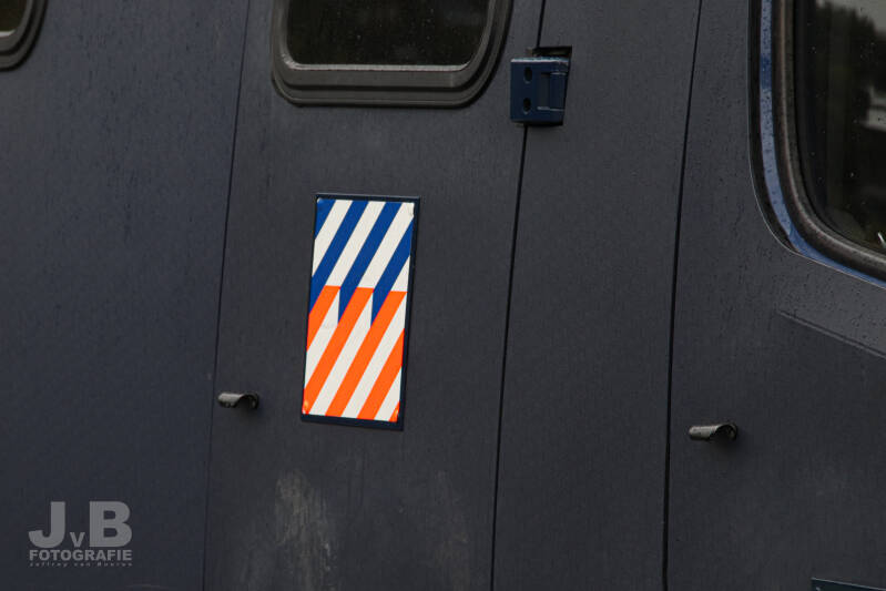 Één van de aangebrachte bordjes met politiestriping op de Mercedes Sprinter van de AE Noord-Holland.
