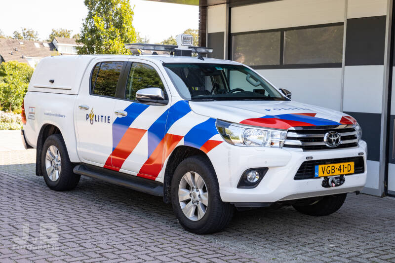 Deze Toyota Hilux terreinwagen doet dienst bij de politie op het Waddeneiland Texel. Texel is het enige Waddeneiland wat behoort tot de Eenheid Noord-Holland.