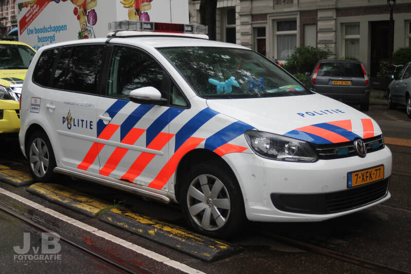 Een Volkswagen Touran van de politie Eenheid Noord-Holland.