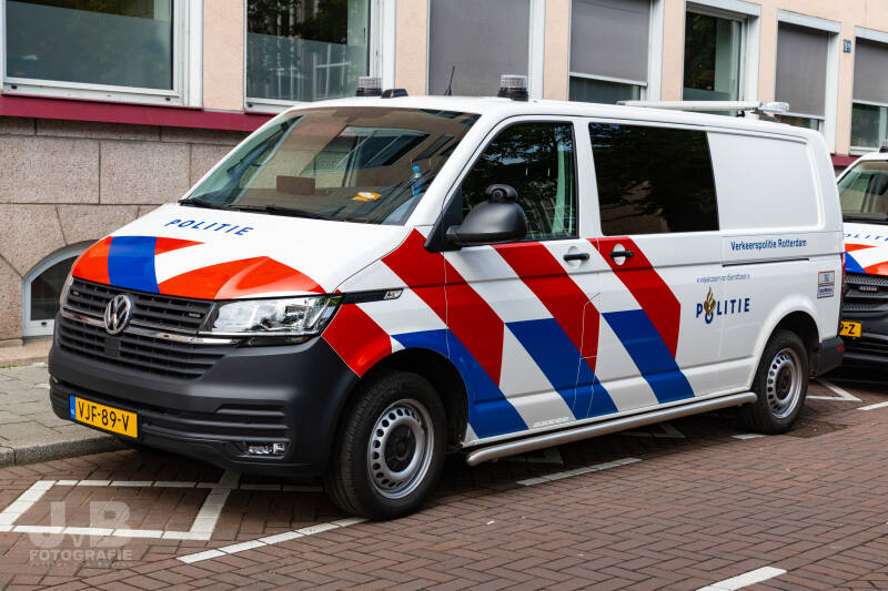 Een dienstbus van het Team Verkeer Rotterdam voor van alles en nog wat. De bus wordt gebruikt ter ondersteuning, vervoer van materialen en het vervoeren van in beslag genomen scooters en brommers. Ook kunnen hiermee aanhangers vervoerd worden. (1)