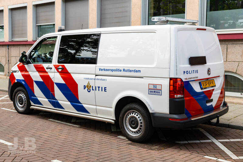 Een dienstbus van het Team Verkeer Rotterdam voor van alles en nog wat. De bus wordt gebruikt ter ondersteuning, vervoer van materialen en het vervoeren van in beslag genomen scooters en brommers. Ook kunnen hiermee aanhangers vervoerd worden. (2)