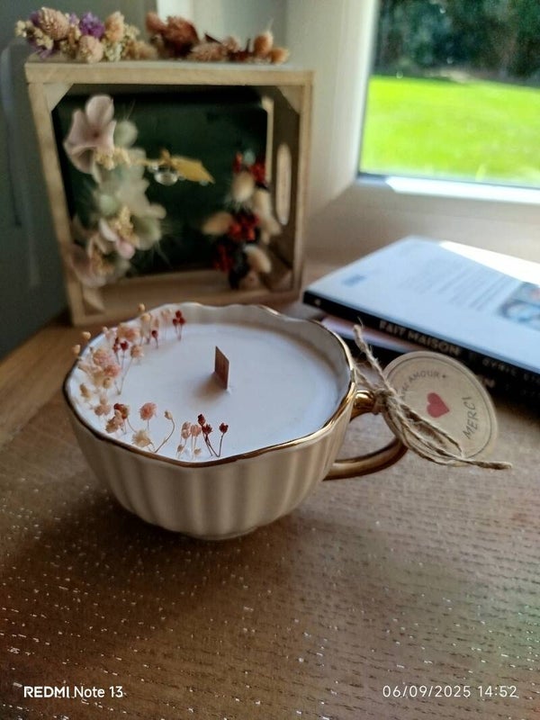 Bougie parfumée Bois de Rose en tasse vintage – bijou caché & fleurs séchées