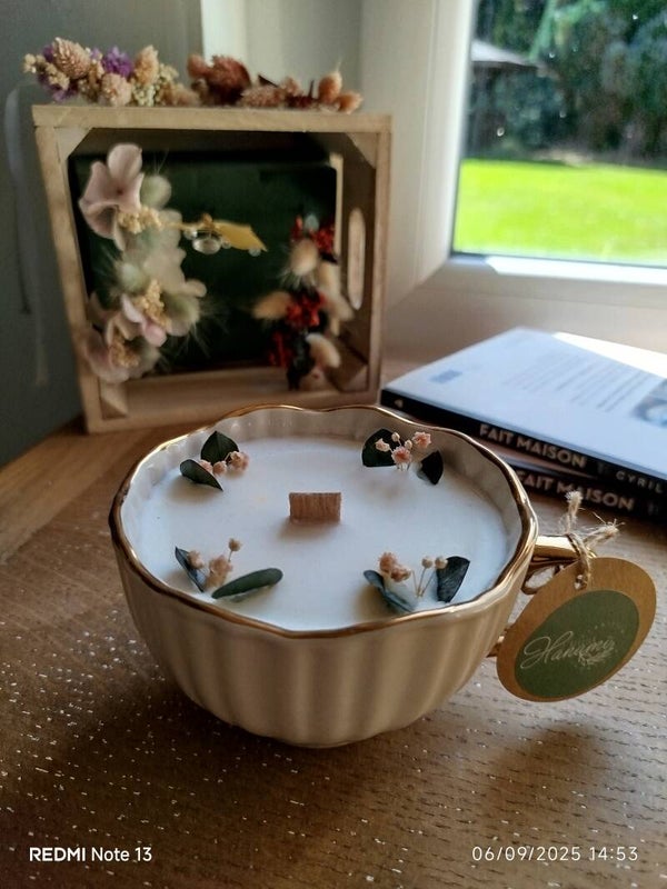 Bougie parfumée Bois de Rose en tasse vintage – bijou caché & fleurs séchées
