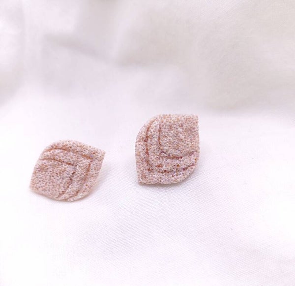 Oorbellen ⬪ Studs ⬪ Schelp ⬪ Beige met gouden bolletjes reliëf