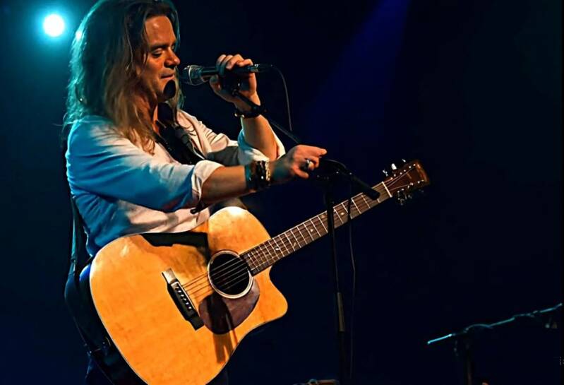 Frank Bleueka in concert