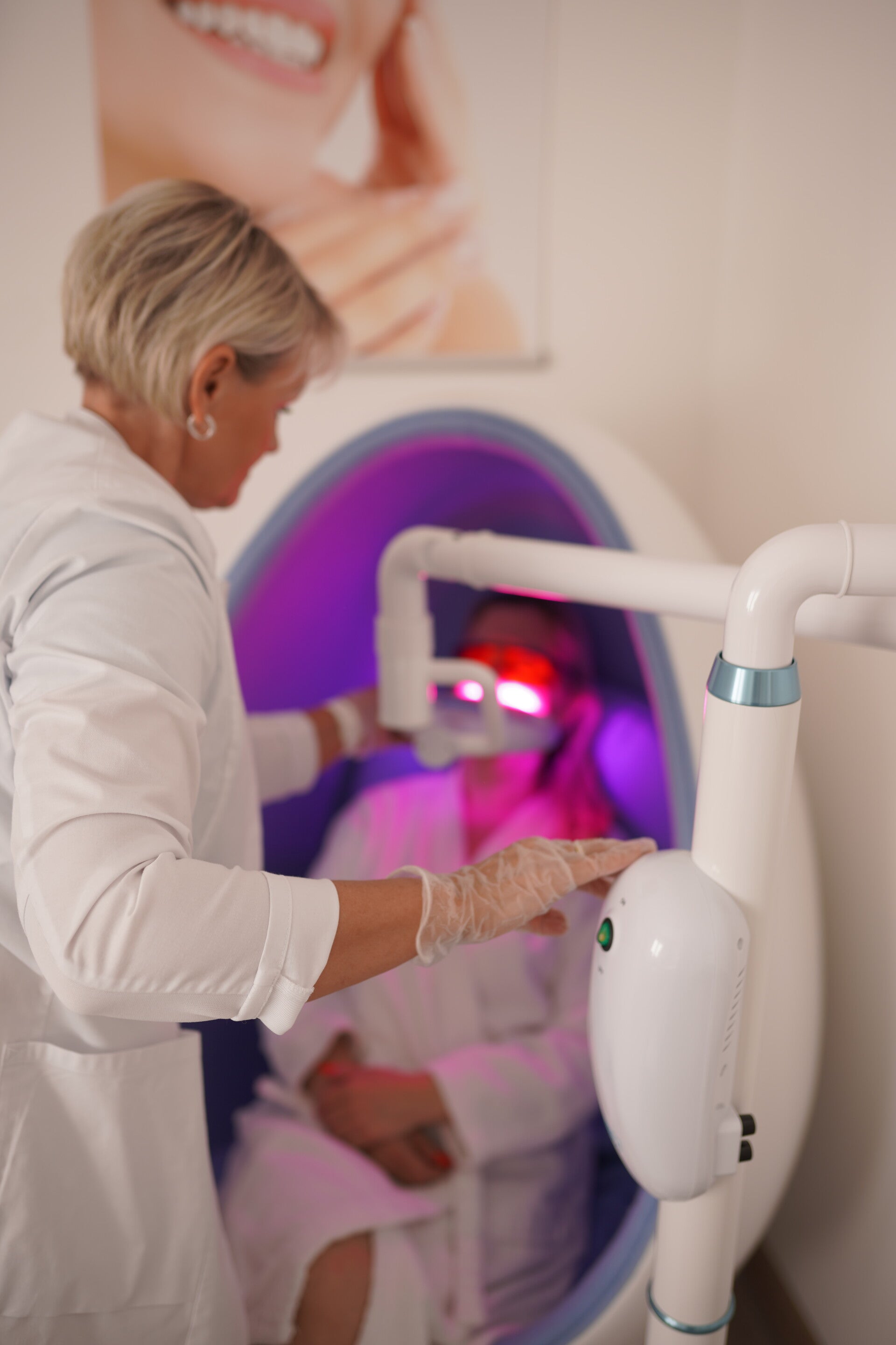 Swetkana Grabowski führt kosmetisches Zahnbleaching durch