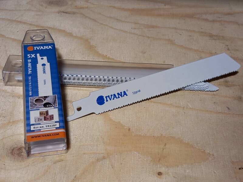 Fijn getande reciprozaagbladen die liggen uitgestald op houten ondergrond