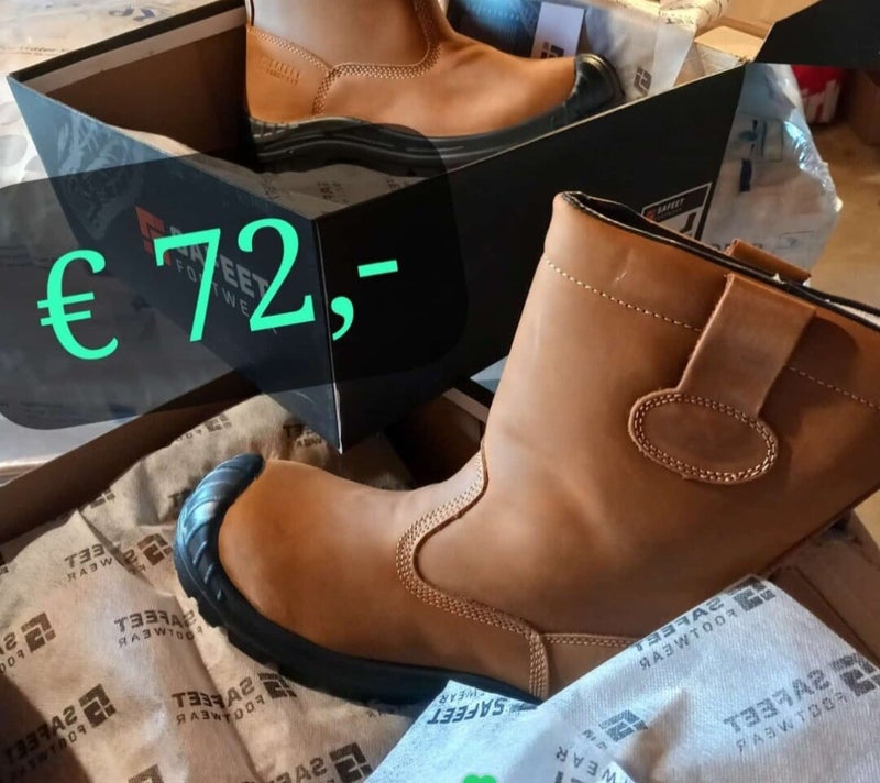 Bruine leren mannenlaarzen im showroom opstelling.