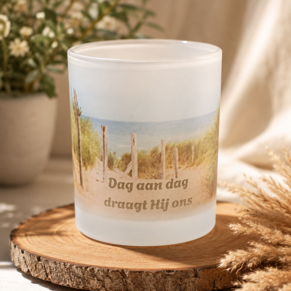 Waxinelichthouder met tekst – “Dag aan dag draagt Hij ons”