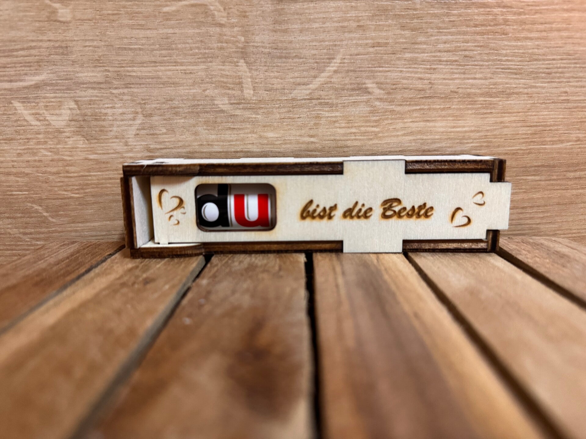 Holzbox mit Überraschungsbotschaft