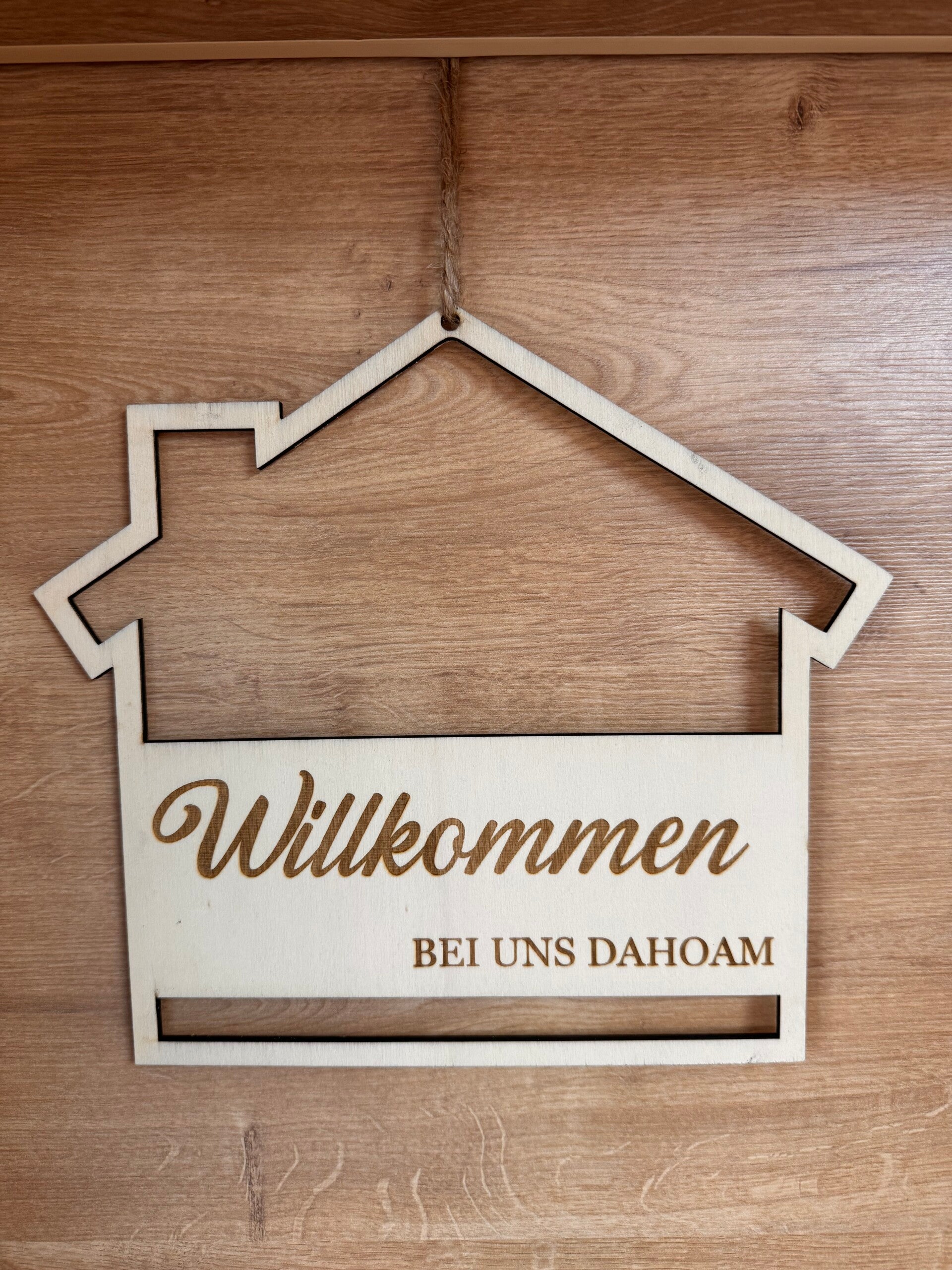 Holzschild Hausform „Willkommen bei uns dahoam“