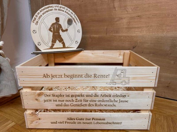Personalisierte Holzkiste & Aufsteller zur Pension