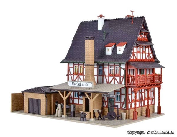 Vollmer 43696 H0 Dorfschmiede mit Zubehör