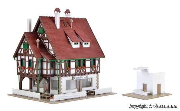 Vollmer 47737 N Besenwirtschaft mit Inneneinrichtung und LED-Beleuchtung, Funktionsbausatz