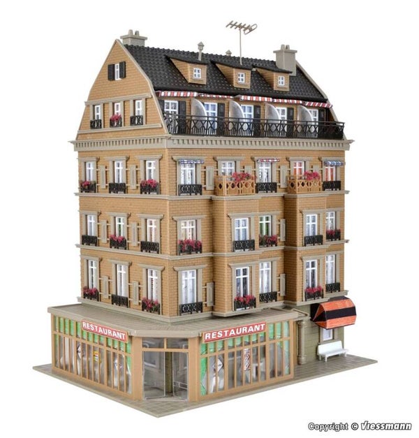 Vollmer 43781 H0 Restaurant mit Inneneinrichtung und LED-Beleuchtung, Funktionsbausatz