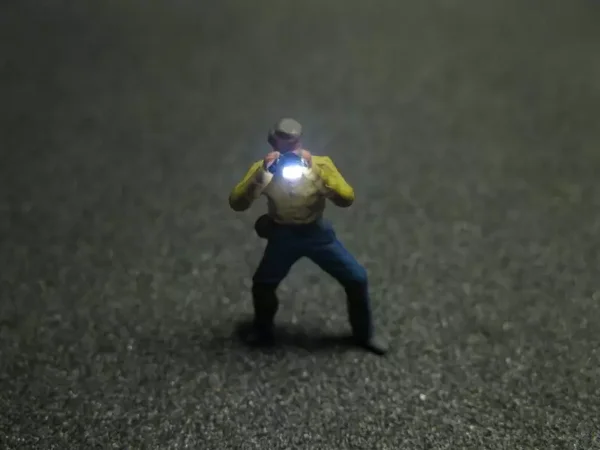 Schönwitz 50230 - Fotograf mit LED Blitz Beleuchtung H0 - junger Mann