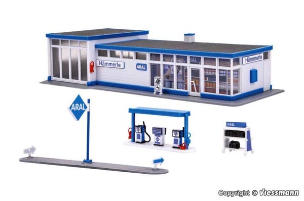 Kibri 38544 H0 Historische ARAL Tankstelle inkl. LED-Beleuchtung, Funktionsbausatz
