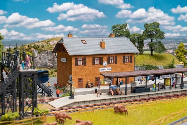 FALLER 190095 H0 Aktionsset Bahnhof Eisele auf der Halde