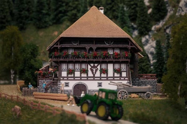 FALLER 232010 N Jubiläumsmodell Schwarzwaldhof mit 2 Figuren