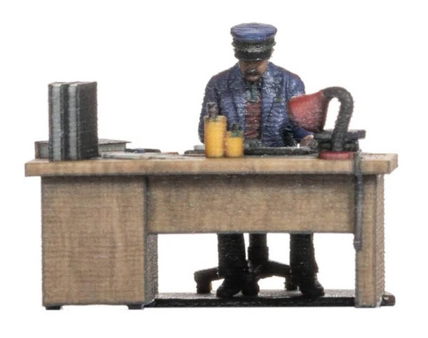 Noch 10220 H0 Bahnbeamter am Schreibtisch