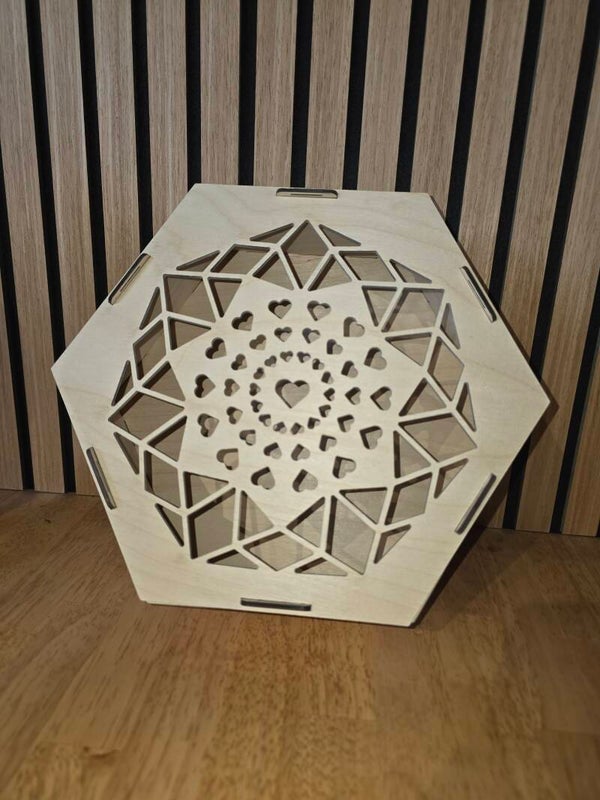 Boite en bois Hexagonale motif coeurs mandala