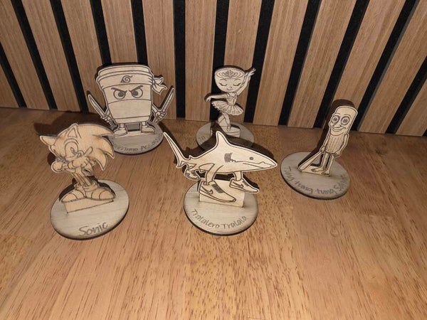Personnages en bois sur socle