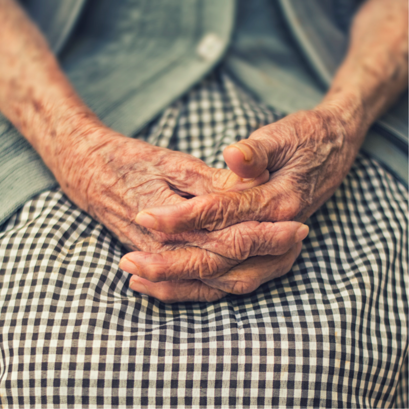 Mains de personne âgée